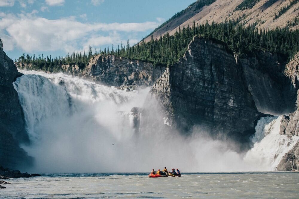 Keindahan Rafting Air Deras di Sungai Nahanni di Canada